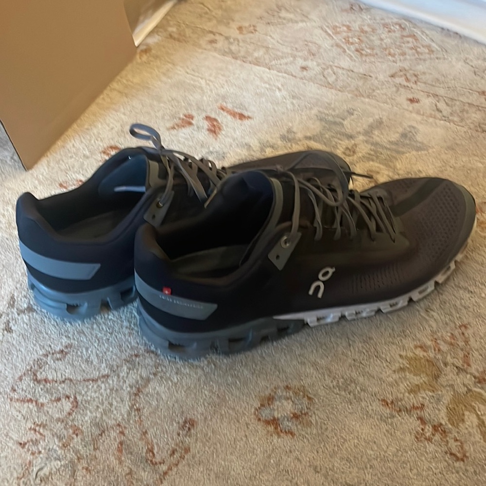 On Running men’s Cloudflow size 13 (worn once)